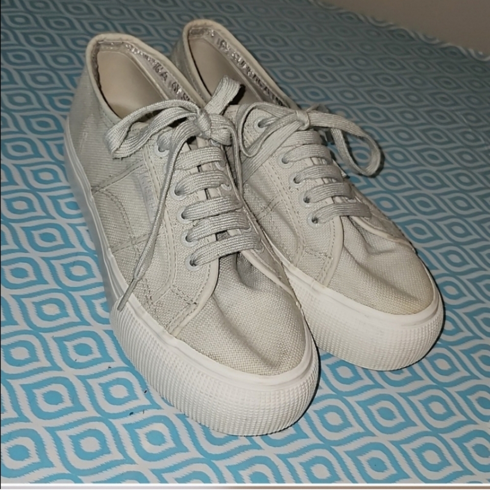 Reposhing: Women's Gray Canvas Sneakers